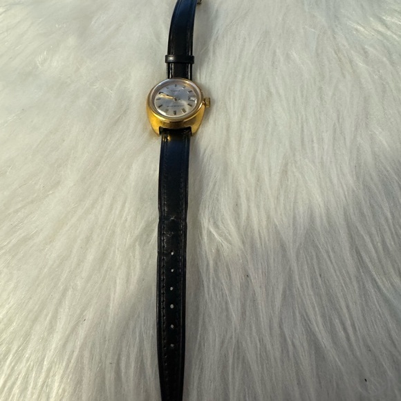 Vintage Women Timex Watch Water Resistant. Works - Picture 5 of 5